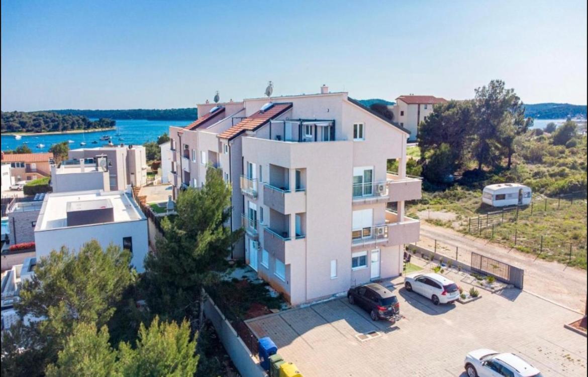 Apartman Yacht 梅杜林 外观 照片
